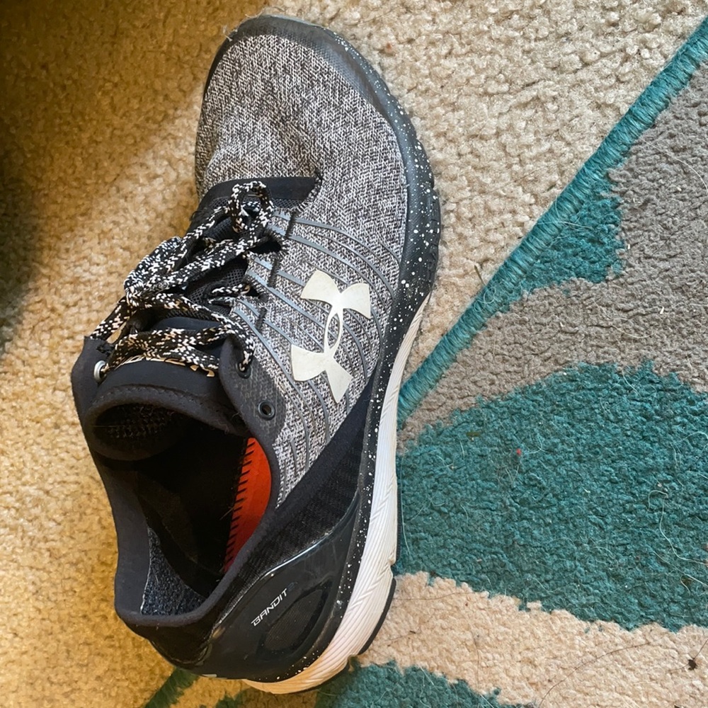 Tennis shoes